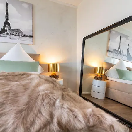 Ruesuite - Messe I King Size Bed I 75 Zoll Tv *